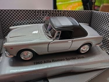 AUTOKOLEKCJA WELLY 1:34 - SERIA OLD TIMER 1960 ALFA ROMEO SPIDER 2600