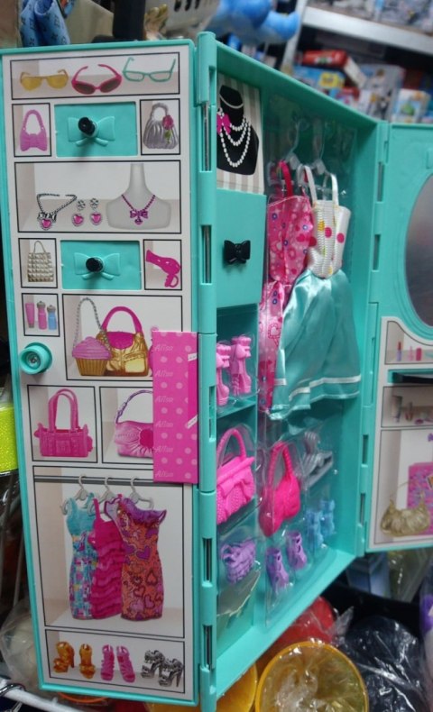 SZAFA Z UBRANIAMI DLA LALEK TYPU BARBIE. SZAFA Z UBRANIAMI DLA LALEK TYPU BARBIE.