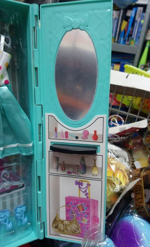 SZAFA Z UBRANIAMI DLA LALEK TYPU BARBIE. SZAFA Z UBRANIAMI DLA LALEK TYPU BARBIE.