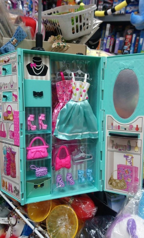 SZAFA Z UBRANIAMI DLA LALEK TYPU BARBIE. SZAFA Z UBRANIAMI DLA LALEK TYPU BARBIE.
