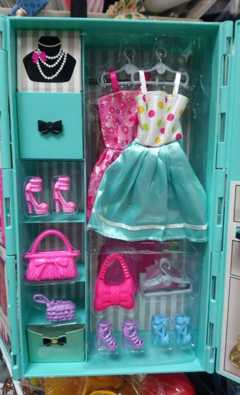 SZAFA Z UBRANIAMI DLA LALEK TYPU BARBIE. SZAFA Z UBRANIAMI DLA LALEK TYPU BARBIE.