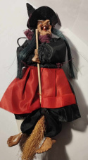 BABA JAGA ŚWIĘTOKRZYSKA NA BATERIE. LALKA FIGURKA CZAROWNICA NA MIOTLE 32cm.