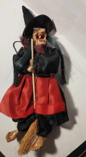 BABA JAGA ŚWIĘTOKRZYSKA NA BATERIE. LALKA FIGURKA CZAROWNICA NA MIOTLE 32cm.