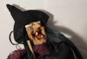 BABA JAGA ŚWIĘTOKRZYSKA NA BATERIE. LALKA FIGURKA CZAROWNICA NA MIOTLE 32cm.