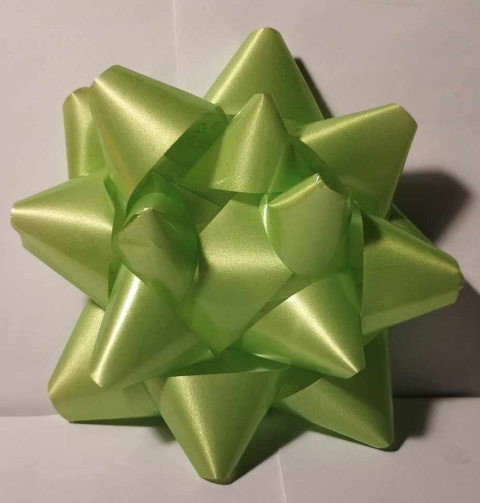 DUŻA KOKARDA PREZENTOWA DO NAKLEJENIA NA PREZENT. METALICZNA ROZETA, ŚR. 15cm DUŻA KOKARDA PREZENTOWA DO NAKLEJENIA NA PREZENT. METALICZNA ROZETA, ŚR. 15cm