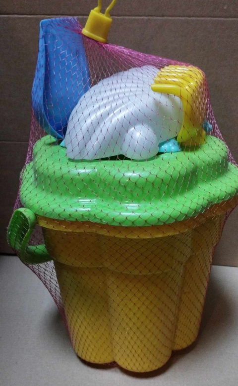 WIADERKO DO PIASKU 18 cm Z AKCESORIAMI WIADERKO DO PIASKU 18 cm Z AKCESORIAMI